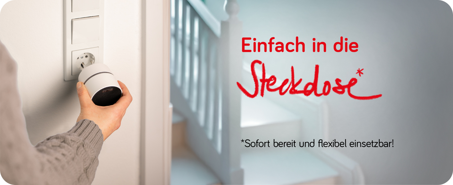 Links im Bild steckt eine Hand den STeckdosen-Funkgong CALIMA 400 in eine Steckdose an der Wand; im Hintergrund ist eine Treppe zu sehen; im Vordergrund steht "Einfach in die Steckdose - sofort bereit und flexibel einsetzbar!"