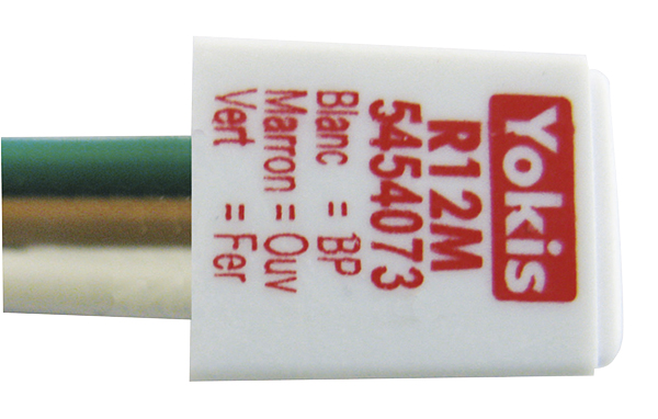 Doppeltaster-Schnittstelle mit weißem Gehäuse, farbigen Anschlusskabeln und rot beschrifteter Funktionszuordnung.