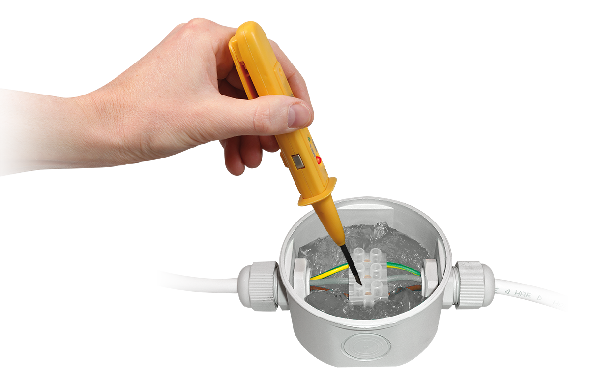 Runde, mit Gel gefüllte Verbindungsmuffe; darin liegt eine Klemme, an der jemand mit einem Werkzeug arbeitet