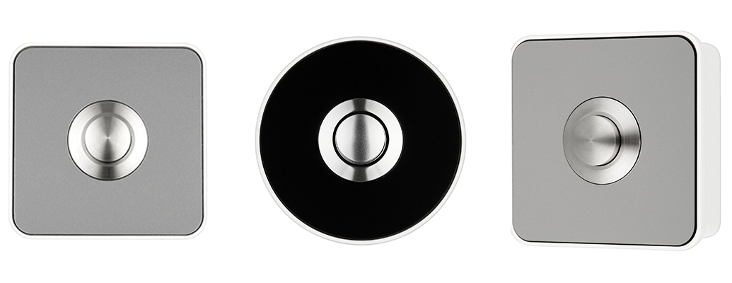 Drei Piccolo Klingeltaster nebeneinander, rechts und links der Piccolo Piazza in Edelstahloptik, in der Mitte der Piccolo Cerchio in Schwarz