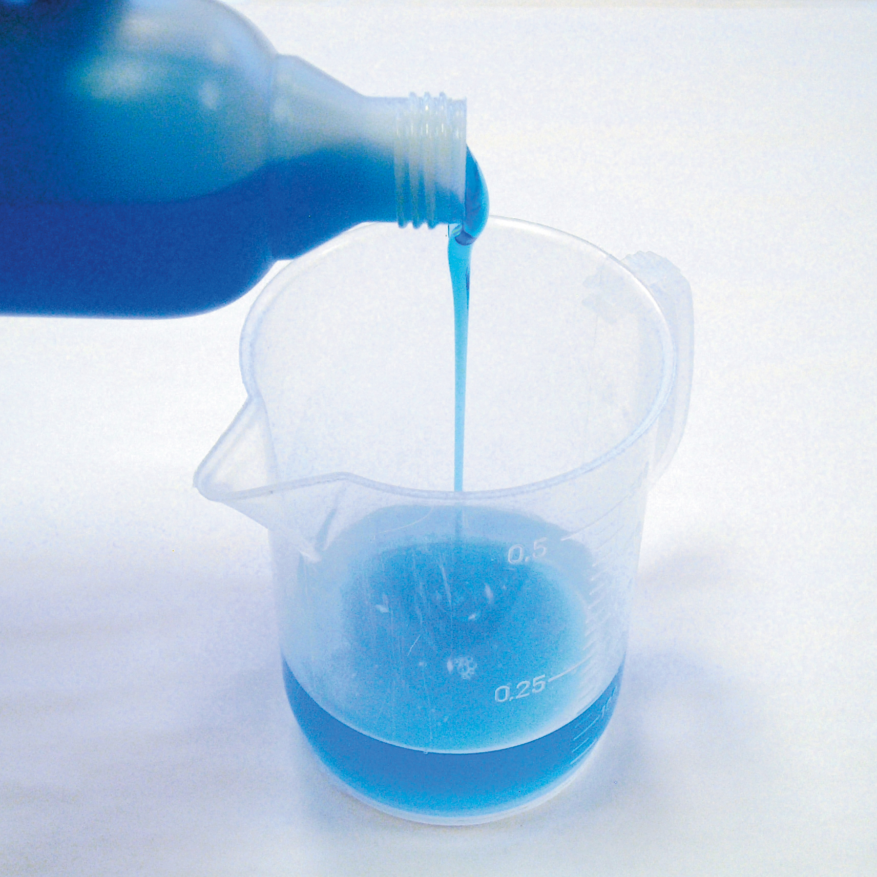 In einen Messbecher wird blaues Gel gefüllt