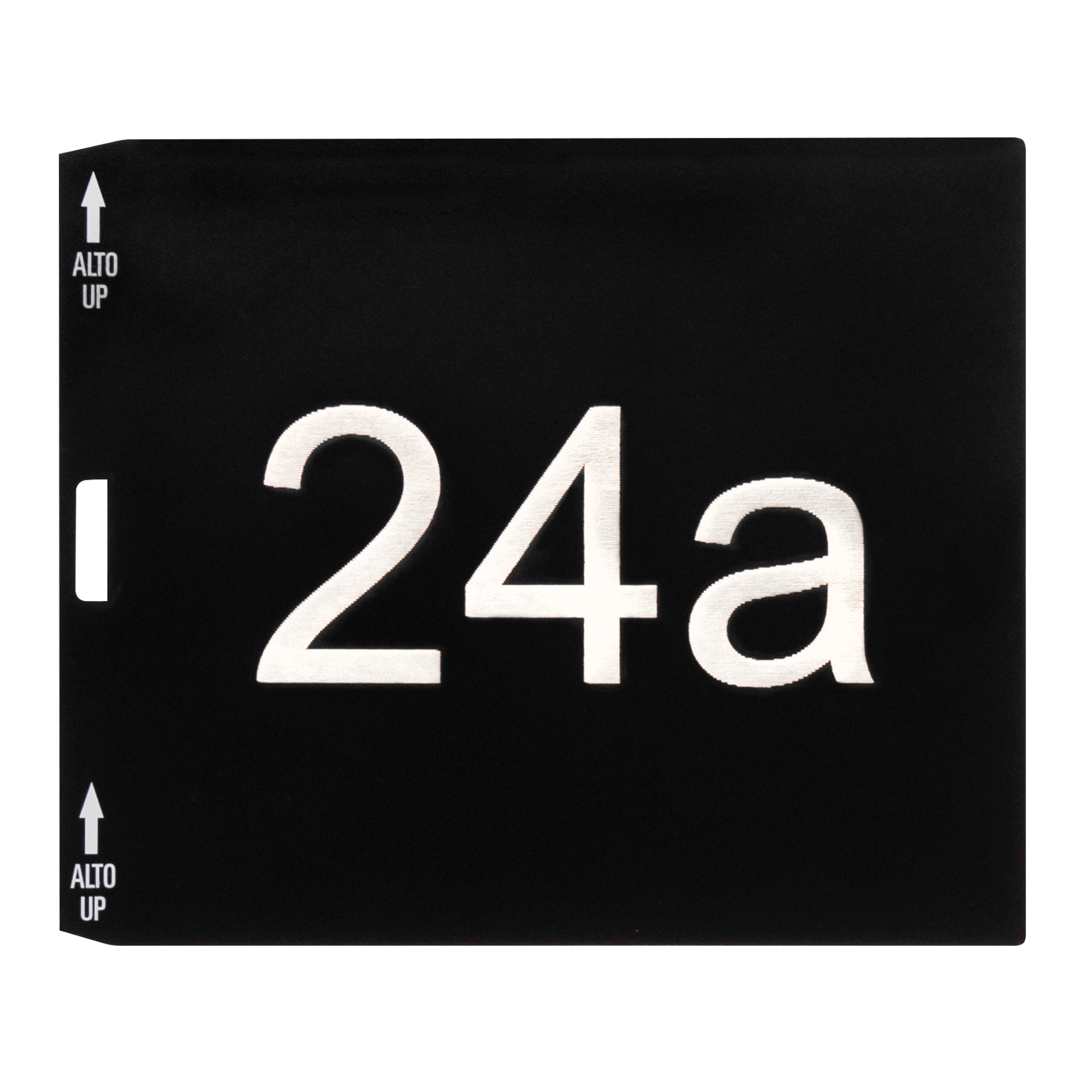 Schwarzes Gravier-Namensschild mit weißer Aufschrift „24a“ und Einsteckhilfe mit Pfeilen und Text „UP | ALTO“ oben und unten.