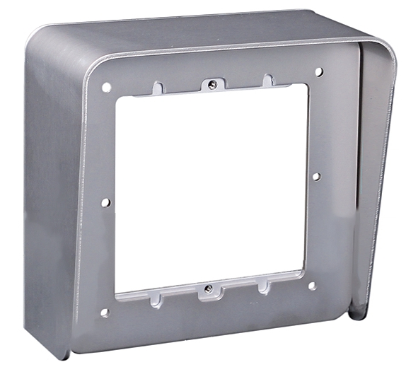 Silberne Wetterschutzhaube aus Metall mit quadratischer Aussparung und seitlichem Überstand zum Schutz von Türstationen.