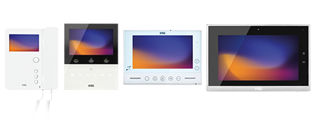 Die Wohnungssprechstellen MIRO Haustelefon mit Video-Display, VOG 5W Videomonitor, VMODO Videomonitor und VOG 7 Videomonitor nebeneinander