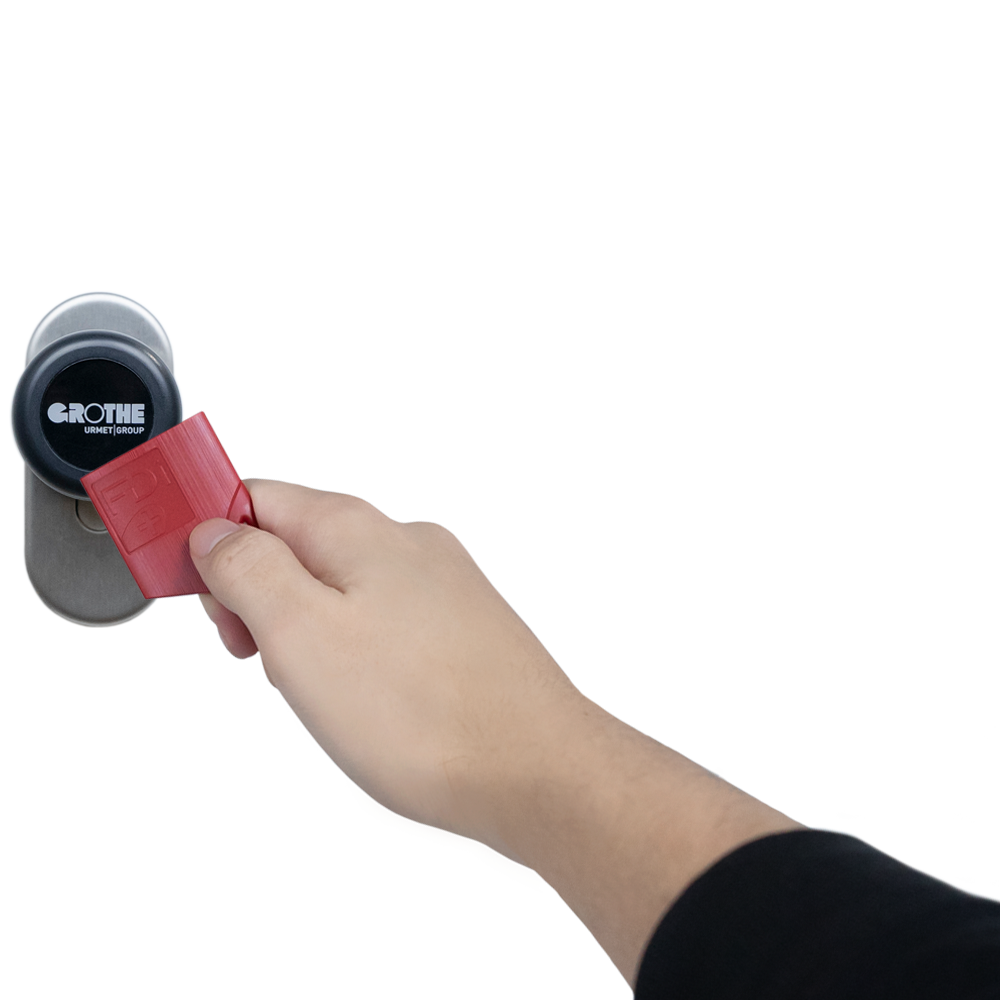 eLock-Schließzylinder und einer Hand, die einen Näherungsschlüssel davorhält