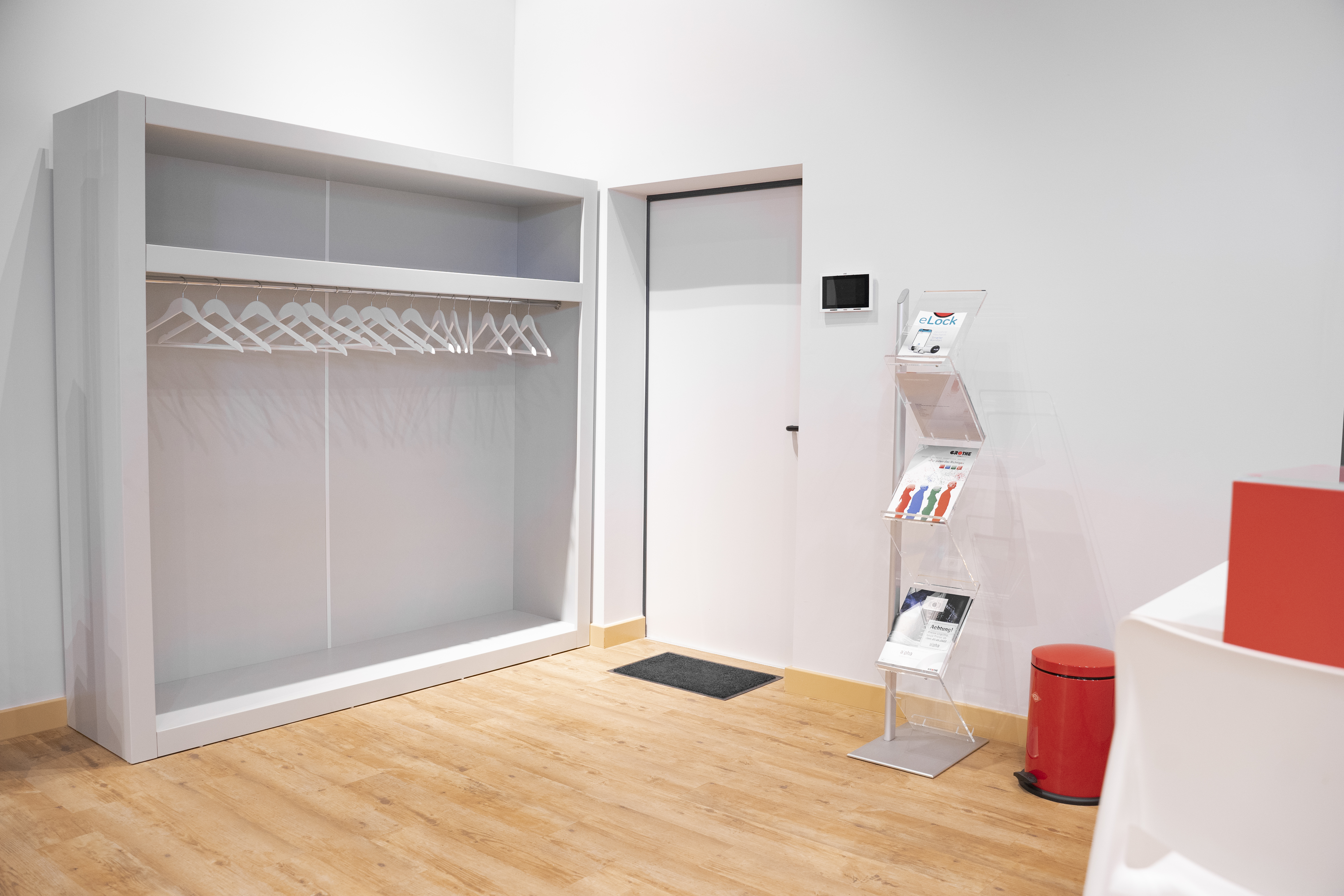 Eingang des Grothe-Showrooms mit Gerderobe und Katalogständer