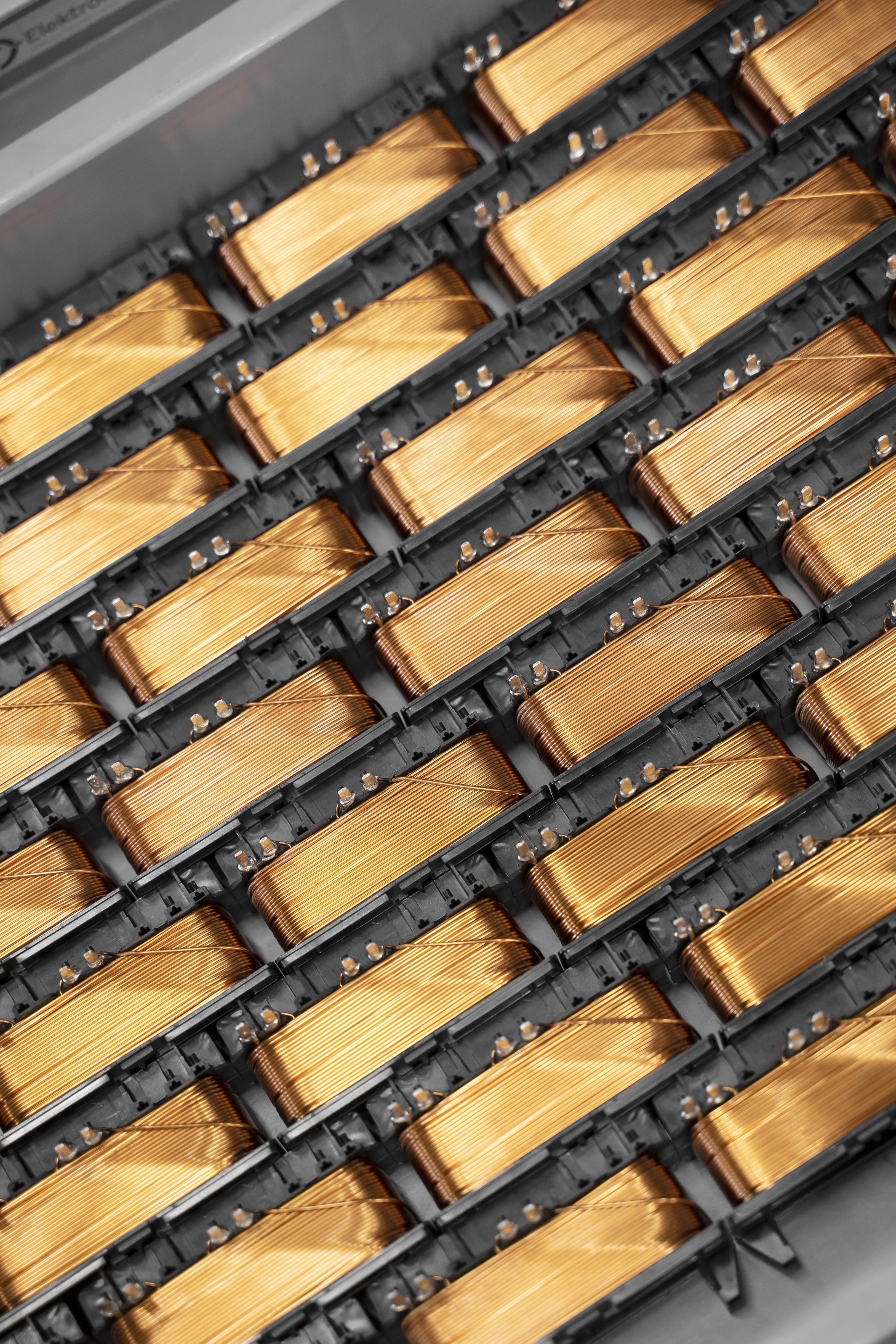 Einige Transformatoren liegen in Reihen nebeneinander