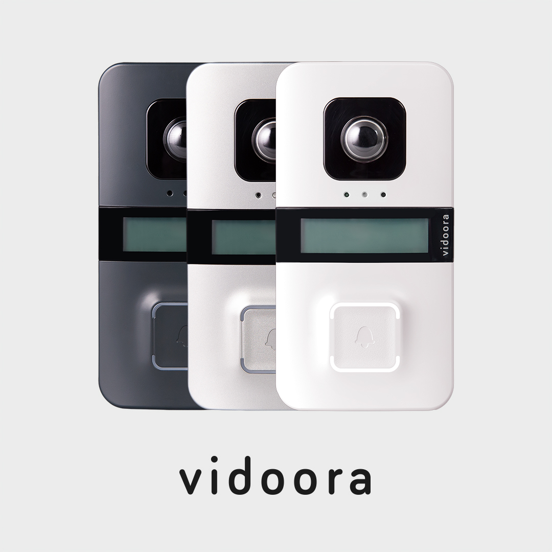 Die vidoora in Anthrazit, SIlber und Weiß hintereinander, leicht versetzt, sodass alle zu sehen sind; darunter steht "vidoora"