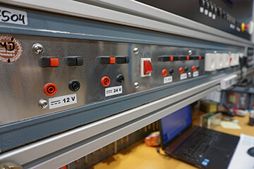 Ein Kabelkanal mit verschiedenen Anschlüssen in Nahaufnahme