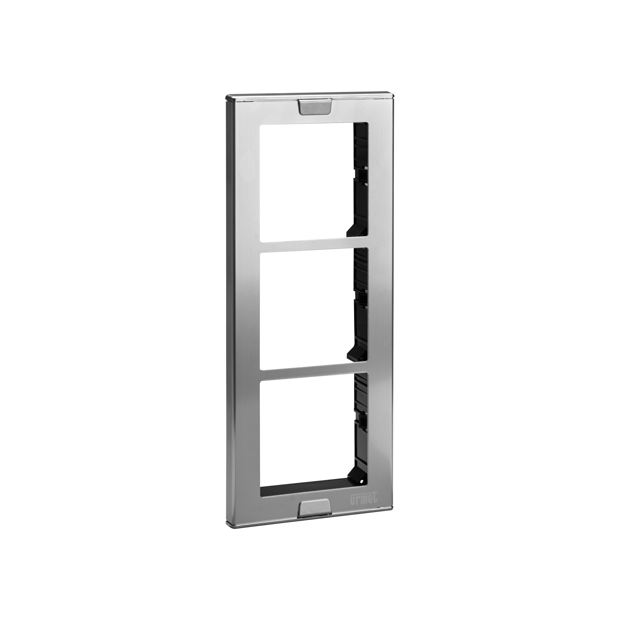 Rechteckiger dreifach Kunststoffrahmen in Aluminiumoptik mit drei Aussparungen und Befestigungslaschen oben und unten.