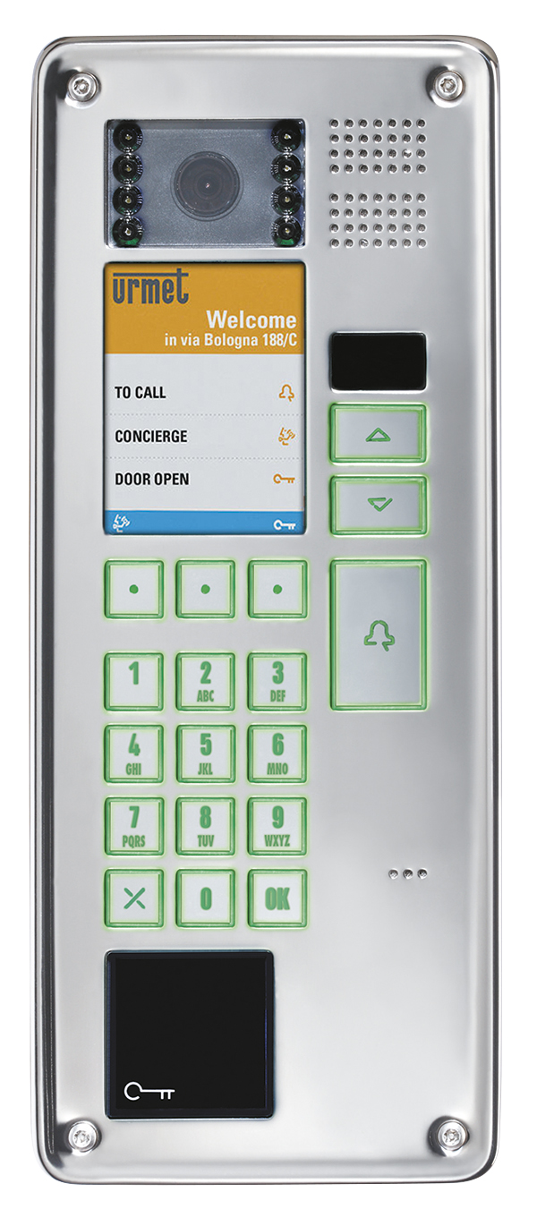 Türstation Edelstahl mit Kamera, Display, Lautsprechergitter, beleuchteten Tasten, RFID-Leser und Klingeltaste.