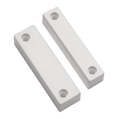 Weißer Aufbau-Magnetkontakt mit zwei länglichen Gehäuseteilen und Schraublöchern