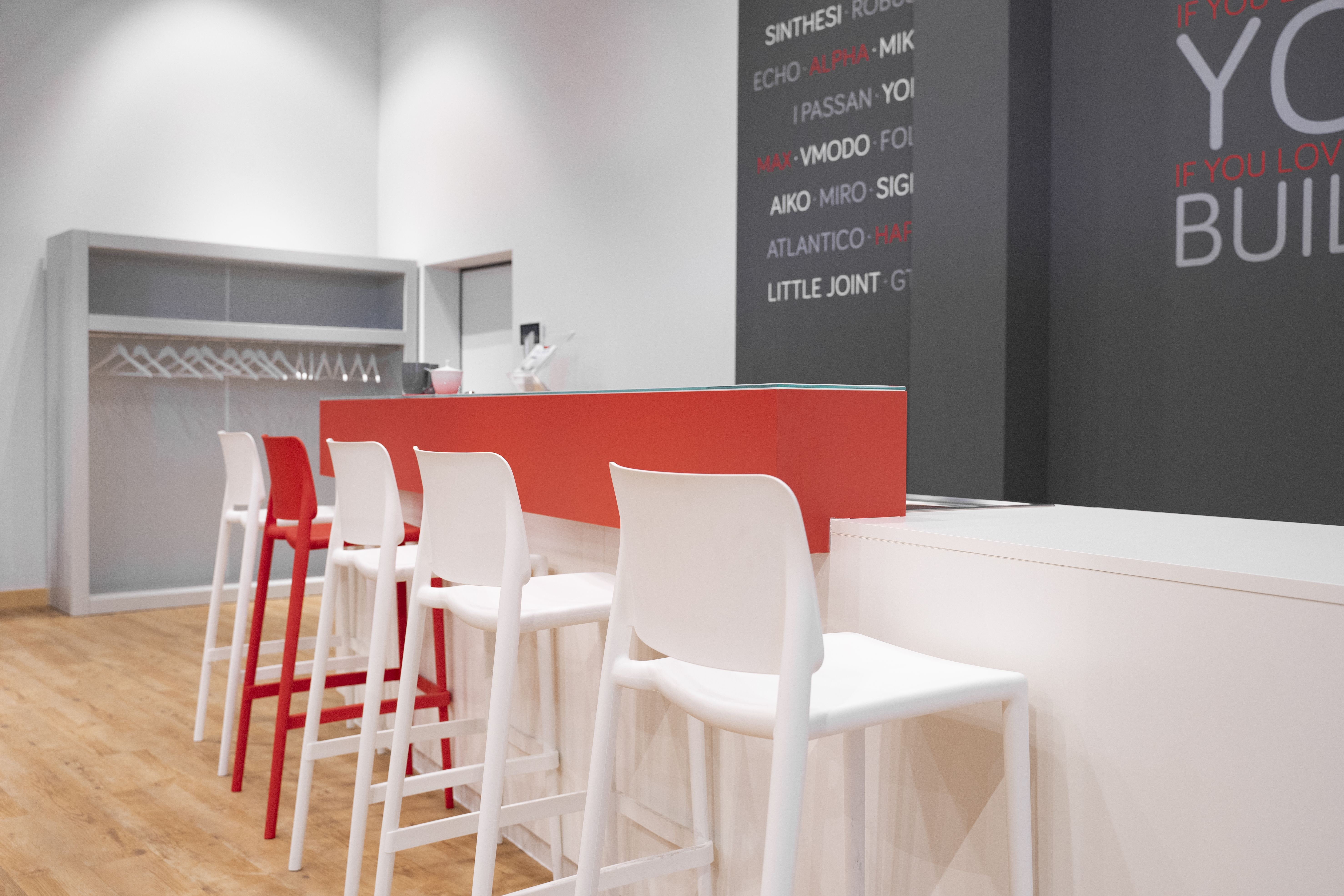 Tresen im Grothe-Showroom mit Barhockern in Weiß und Rot