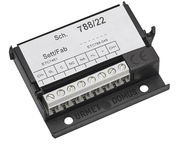 Kompaktes Zusatzrelais mit Schraubklemmen und weißem Anschlussplan, schräg von vorn oben fotografiert.