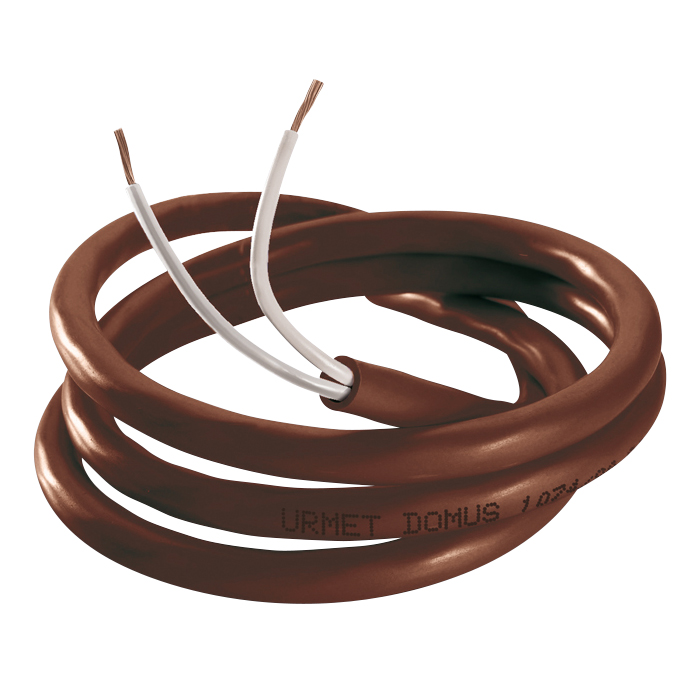 Braunes Anschlusskabel, aufgewickelt, mit zwei herausgeführten weißen isolierten Leitungen und offenen Kupferenden.