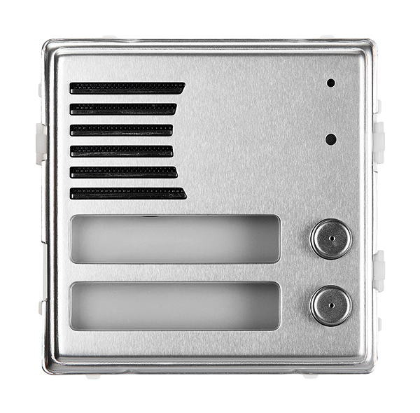 Quadratische silberner Türlautsprecher, Lautsprecherschlitze links, zwei Namensschildfelder und Klingeltaster unten.