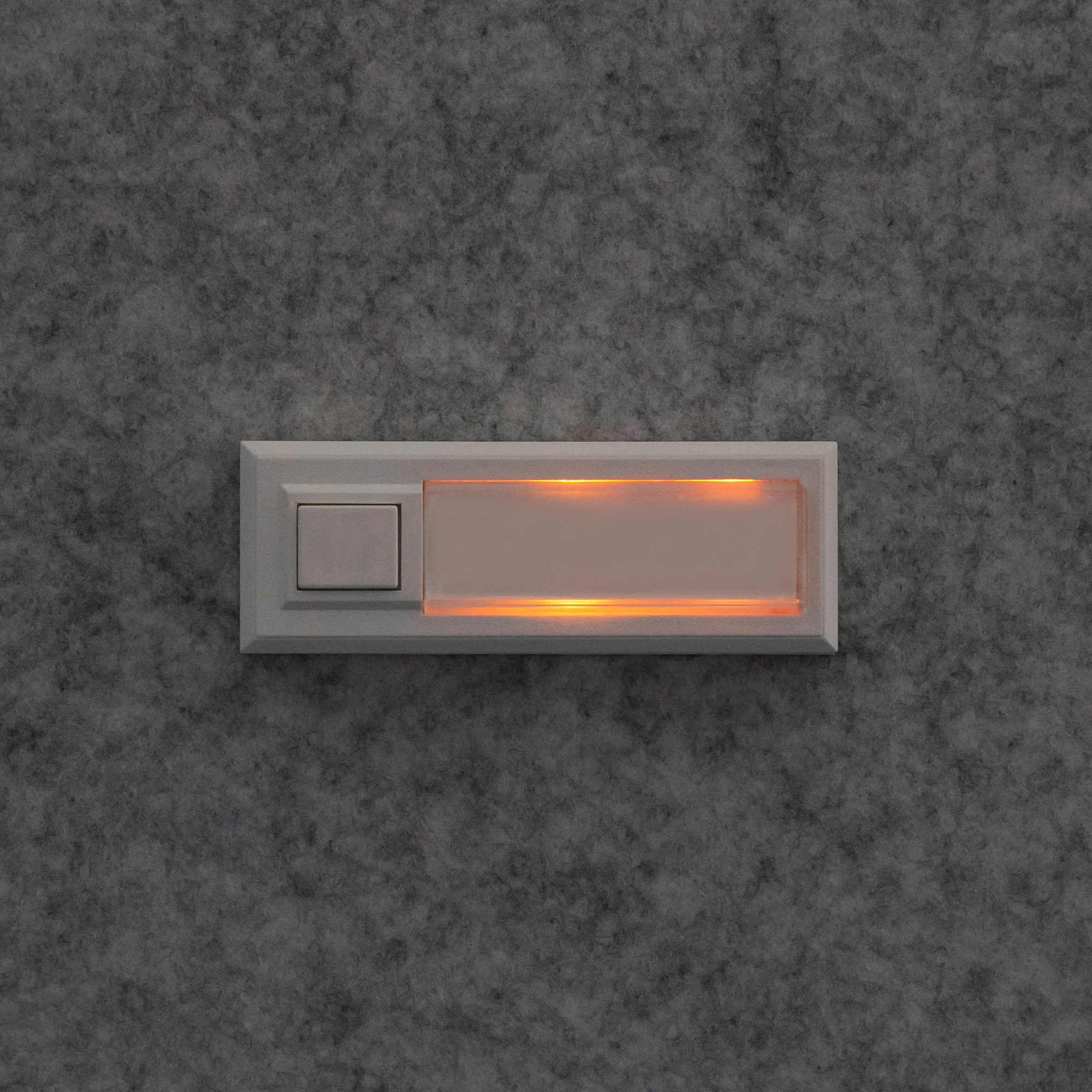 Rechteckiger Klingeltaster mit eckigem Druckknopf links und großem Namensfeld rechts, weiße Kunststoffausführung, Frontansicht.