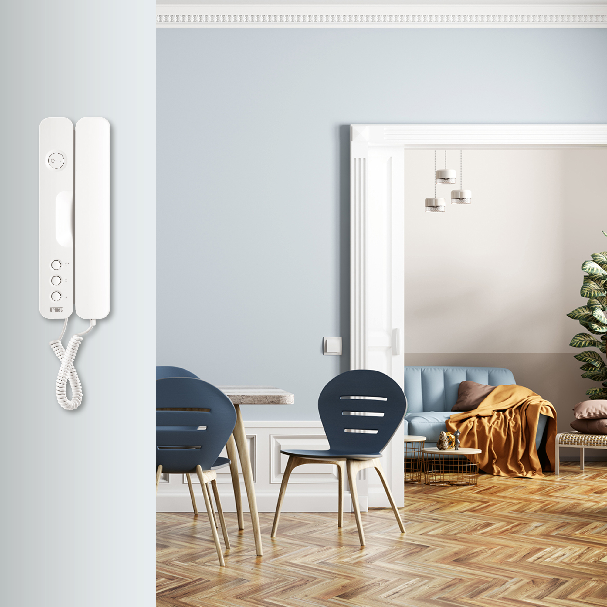 Haustelefon, angebracht an einer Wand, dahinter ist ein Wohnraum zu sehen