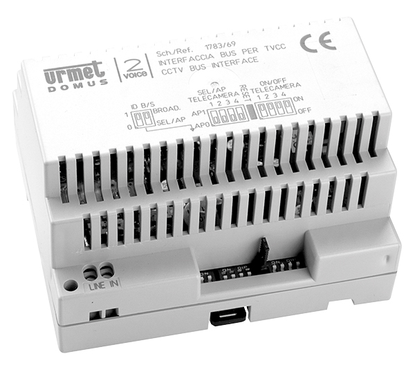 Graue CCTV Bus Schnittstelle mit Lüftungsschlitzen, vorderem Etikett mit technischen Angaben und unteren Anschlussbuchsen.