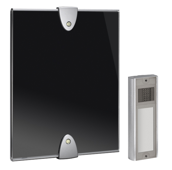 Funkgong-Set mit eckigem Gong mit schwarzer Acrylfront, silbernen Halteclips und passendem Funktaster, leicht schräge Frontalansicht.