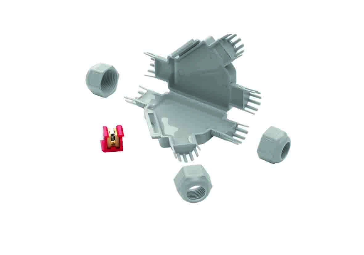 Graue Mikro-Verbindungsmuffe, daneben liegen eine Schraubklemme und Kabelverschraubungen