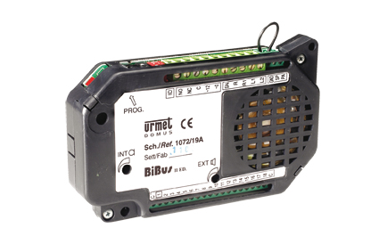 Schwarzer Einbau-Türlautsprecher mit grünem Anschlussblock, "urmet" Logo, Lautsprechergitter und weißem Typenschild.