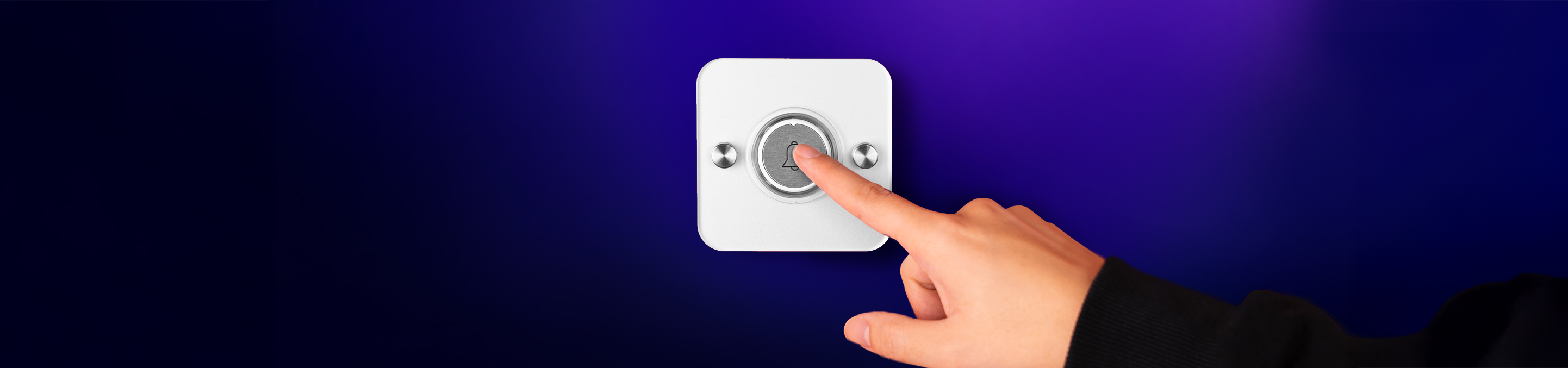 In der Mitte ist ein SE07 Klingeltaster mit weißer, quadratischer Acrylplatte zu sehen, auf den ein Finger drückt; der Hintergrund ist dunkellila