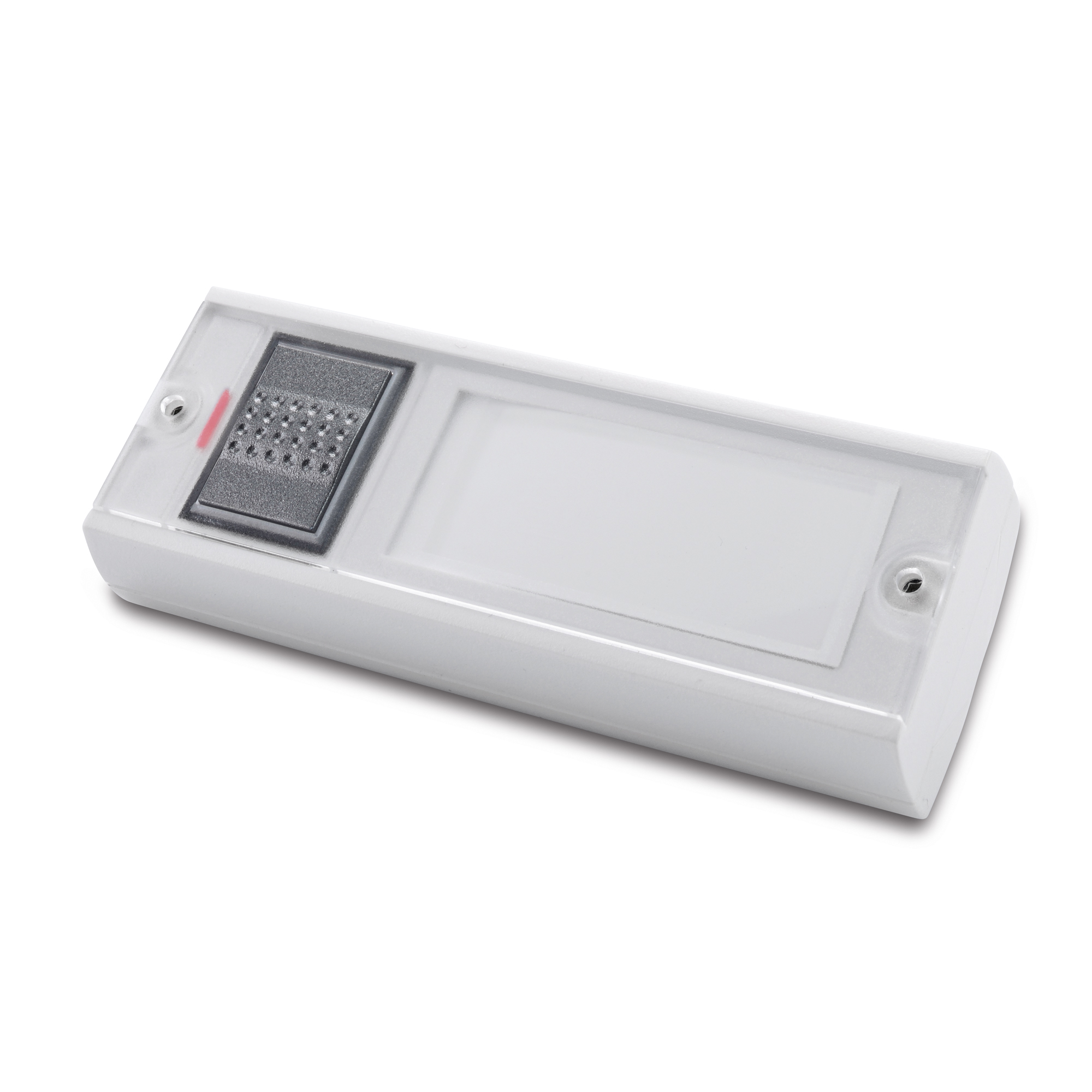 Silberner Funksender mit grauer Drucktaste und großem Namensschild, leicht schräge Frontalansicht.