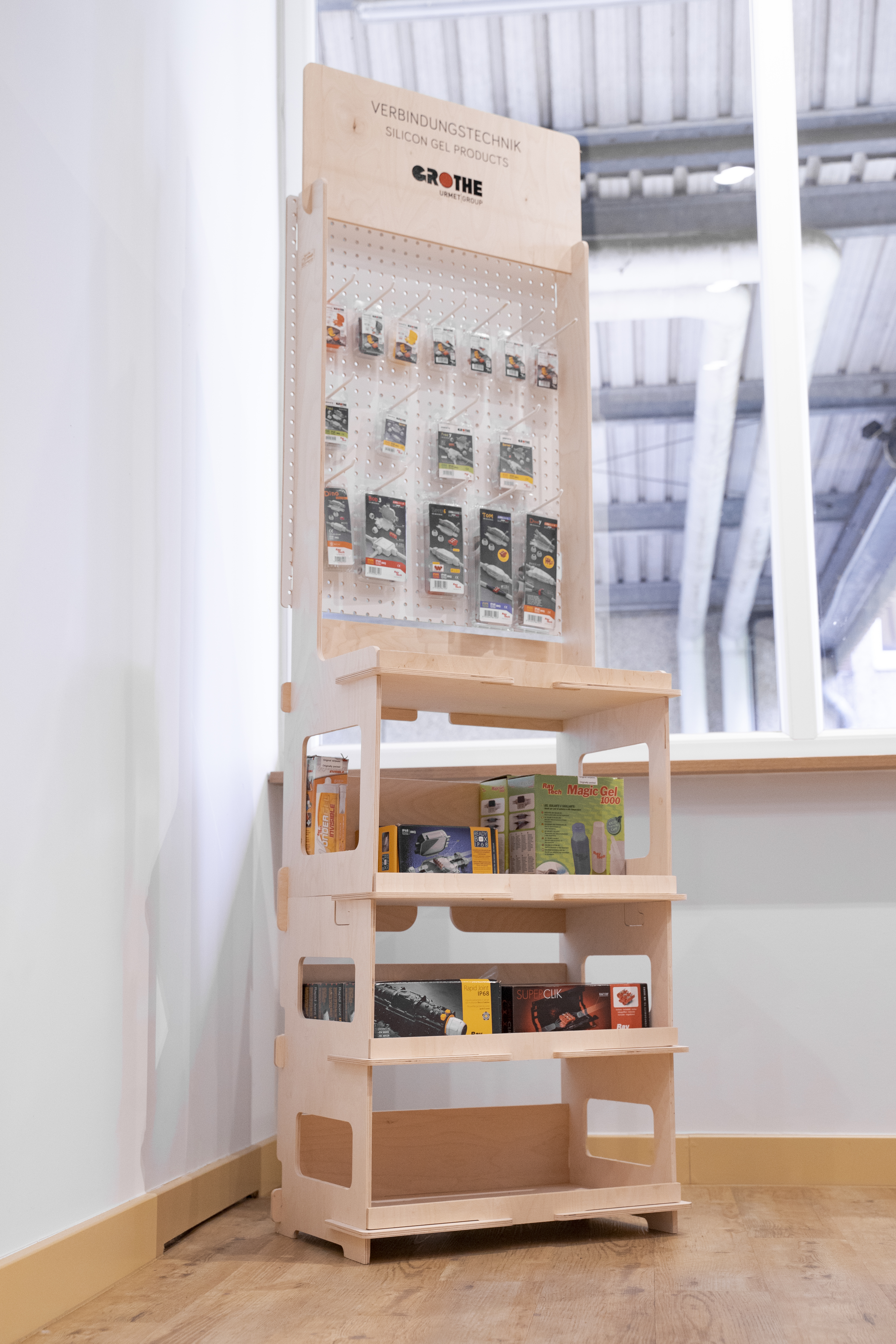 Raytech Holz-Aufsteller im Grothe-Showroom