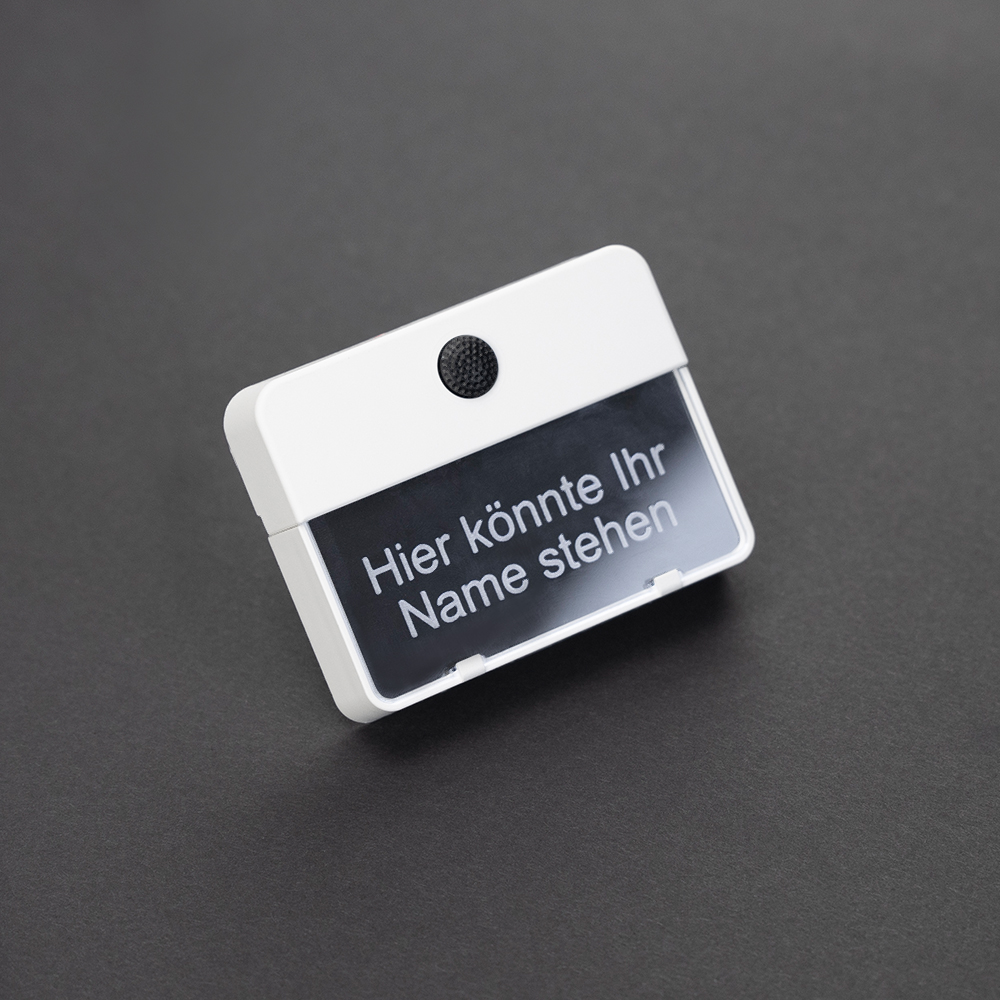 Weißer ETA 651-Klingeltaster auf schwarzem Hintergrund; auf dem Namensschild steht "Hier könnte Ihr Name stehen"