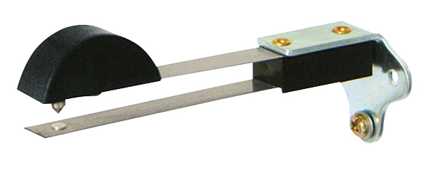 Schleifkontakt mit zwei Metallstreifen, Kunststoffabdeckung und Befestigungswinkel, seitliche Ansicht.