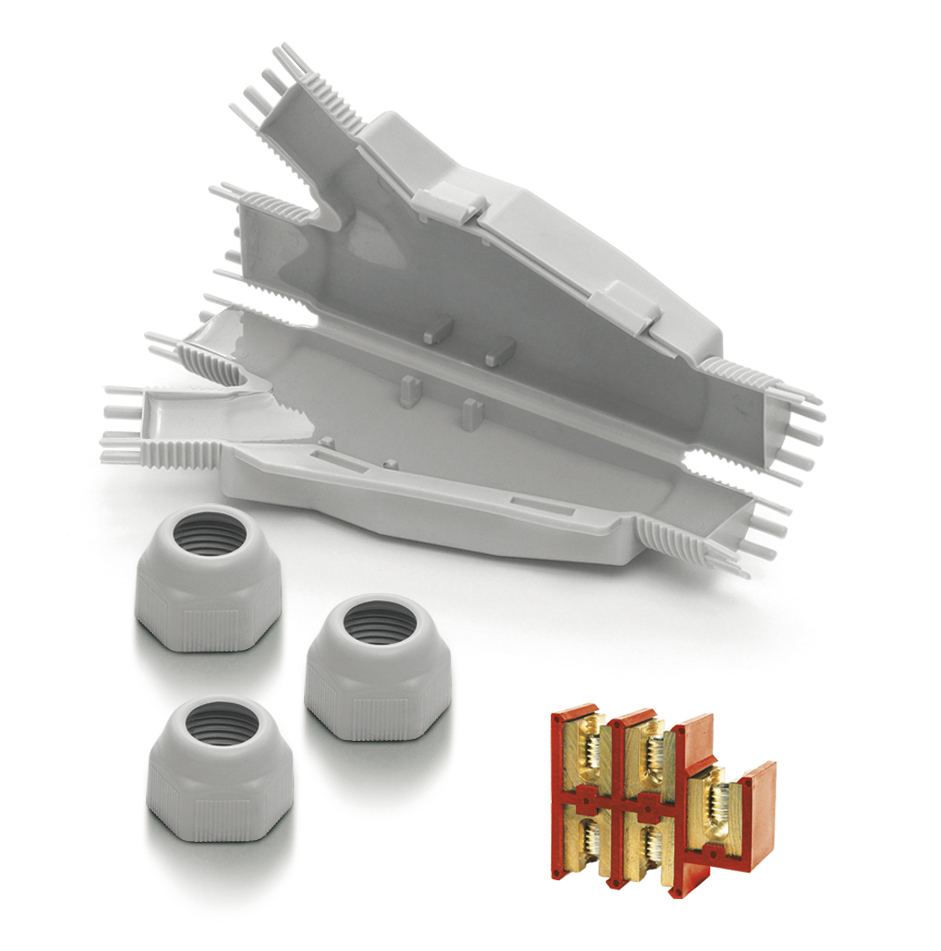 Graue Mikro-Verbindungsmuffe , daneben liegen eine Schraubklemme und Kabelverschraubungen