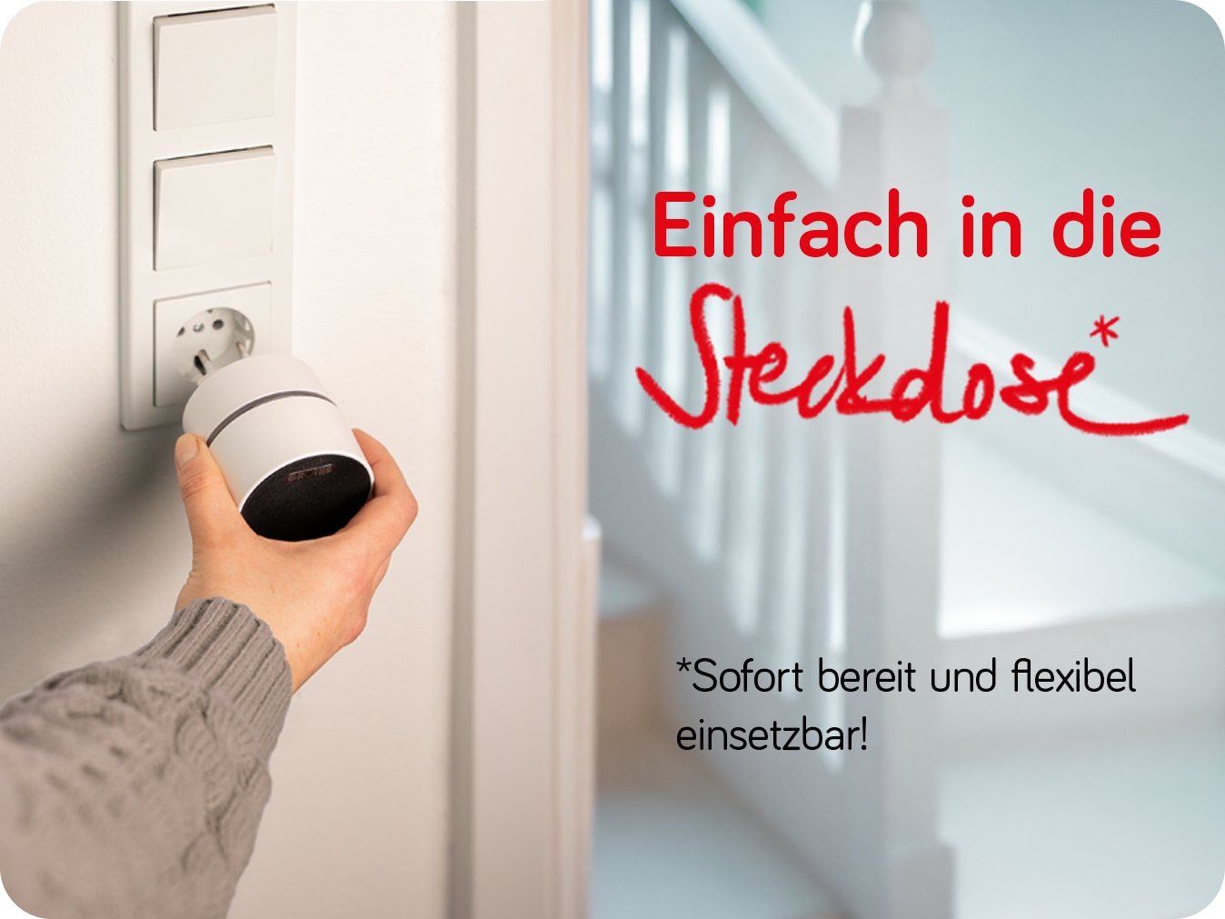 Links im Bild steckt eine Hand den STeckdosen-Funkgong CALIMA 400 in eine Steckdose an der Wand; im Hintergrund ist eine Treppe zu sehen; im Vordergrund steht "Einfach in die Steckdose - sofort bereit und flexibel einsetzbar!"