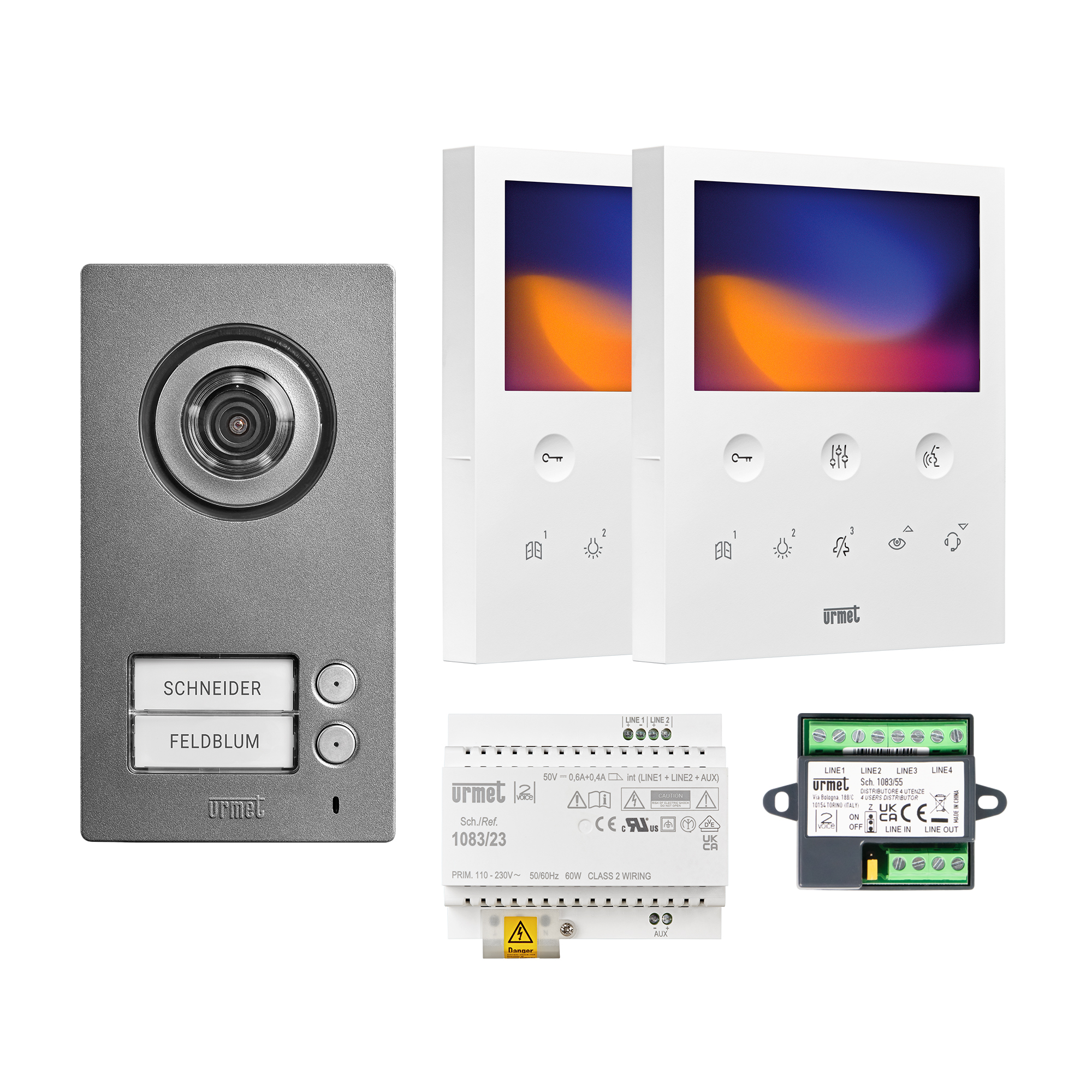 Türstation MIKRA 2 mit zwei Namensschildern, zwei weiße Videomonitore VOG 5, Video-Bus-Netzgerät und Video-Verteiler.