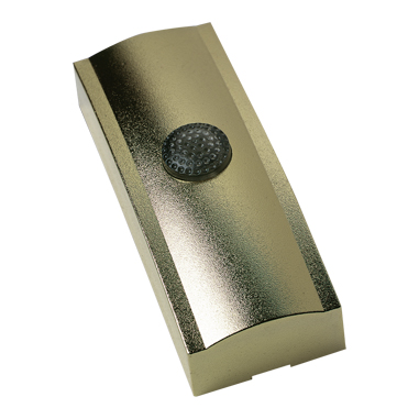 Goldfarbener Klingeltaster mit gewölbtem Gehäuse und schwarzem, geriffelten Druckknopf, schräge Vorderansicht.