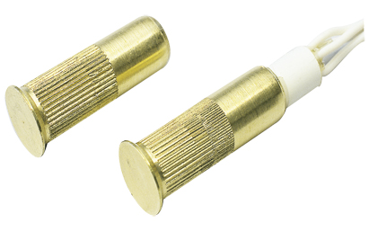 Messingfarbener Einlass-Magnetkontakt mit zwei zylindrischen Hülsen