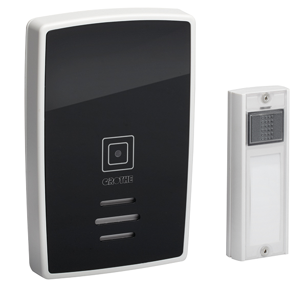 Funkgong-Set mit schwarzem, hochglänzendem Gehäuse, drei Schlitzen und quadratischem Taster mit Namensschild.