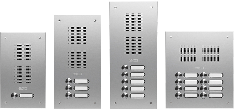 Vier ROBUSTA Audio-Türstationen nebeneinander in den Ausführungen 1 WE, 3 WE, 5 WE und 8 WE