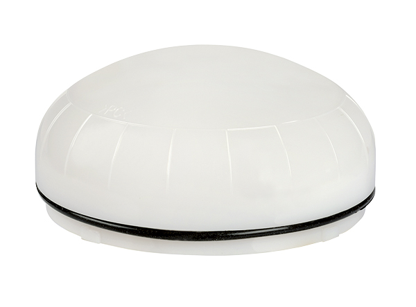 Weiße Multileuchte mit flacher, gewölbter Haube und schwarzem Dichtring, geeignet für vielseitige Signal-Anwendungen.