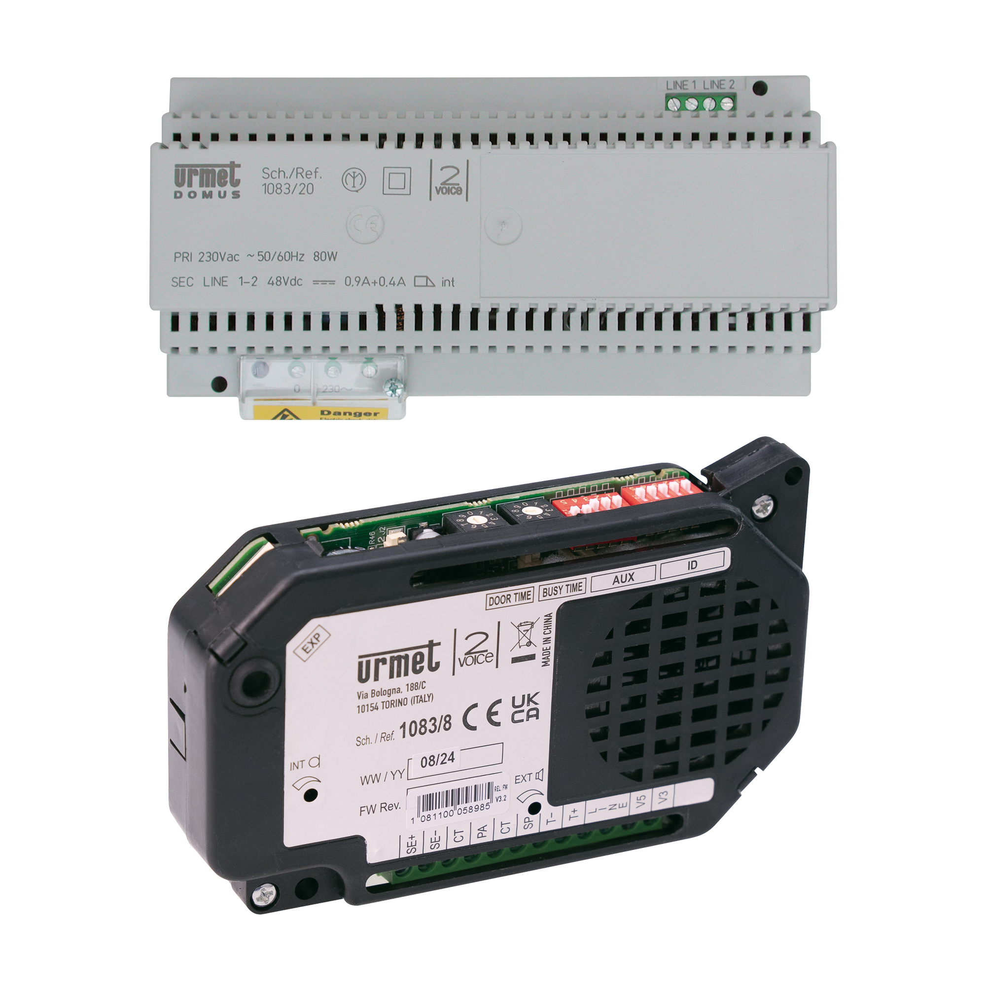 Graues Netzgerät und schwarzes Audio-Türlautsprechermodul mit Lüftungsgitter und Anschlussklemmen.