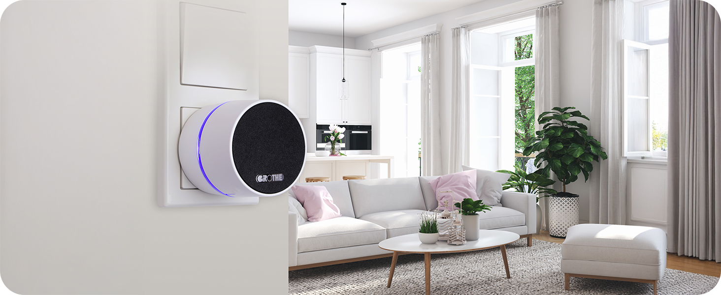 Der Steckdosen-Funkgong CALIMA 400 steckt links in einer Steckdose an einer Wand; rechts im Hintergrund ist ein Wohnraum zu sehen