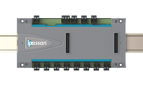 IPassan Modul im grauen Gehäuse mit seitlichem Logo, mehreren schwarzen Anschlussklemmen oben und unten, Hutschienenmontage.