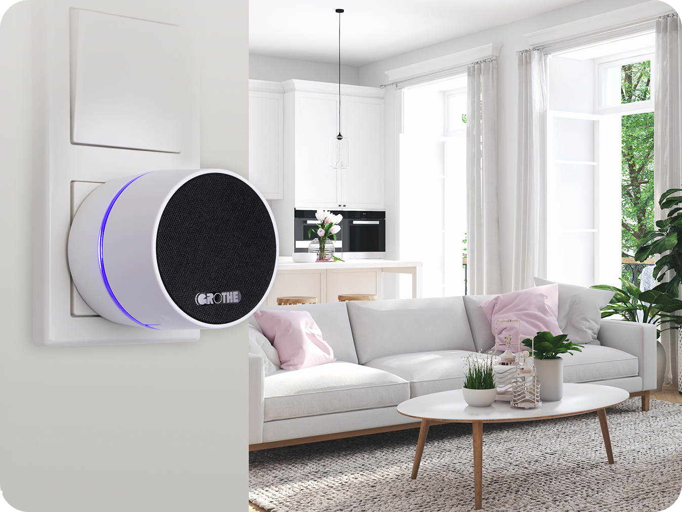 Der Steckdosen-Funkgong CALIMA 400 steckt links in einer Steckdose an einer Wand; rechts im Hintergrund ist ein Wohnraum zu sehen