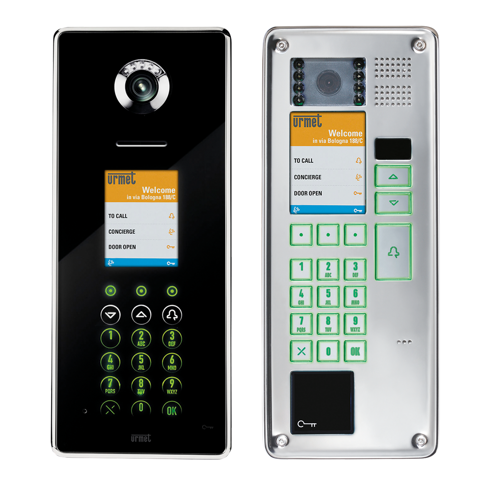 Die beiden ELEKTA-Türstationen in Rauchglasoptik sowie in Edelstahl nebeneinander