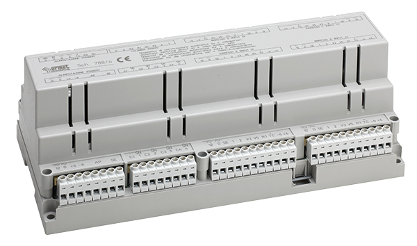 Großes Umschaltgerät mit mehreren Klemmenleisten und Beschriftung, seitliche Perspektive.