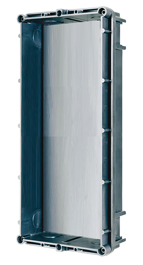 Längliches Unterputz-Gehäuse aus Kunststoff mit rechteckiger Form und schrägem Blickwinkel.