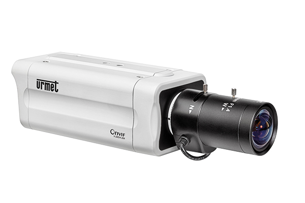 Rechteckige Netzwerkkamera im weißen Gehäuse mit austauschbarem Objektiv und Urmet-Logo, geeignet für professionelle Videoüberwachung.