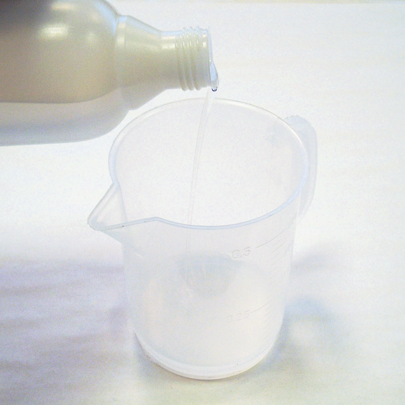 In einen Messbecher wird transparentes Gel gefüllt