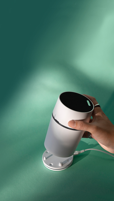 Eine Hand stellt den Funkgong CALIMA 800 auf die Ladeschale