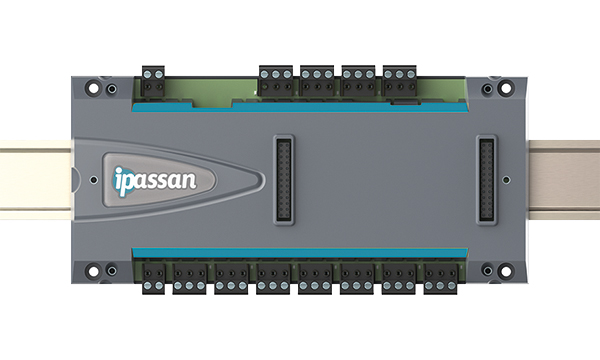 IPassan Modul im grauen Gehäuse mit seitlichem Logo, mehreren schwarzen Anschlussklemmen oben und unten, Hutschienenmontage.